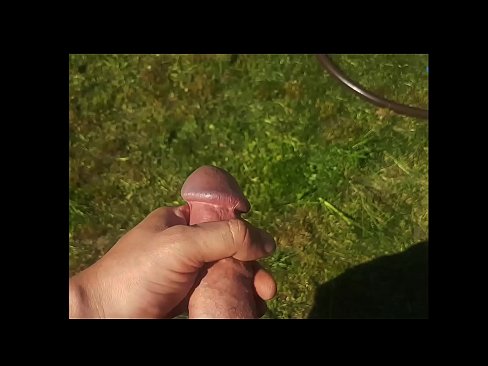 ❤️ Hottie si fa scopare a figa rosa è cums cun un squirt in un giardinu d'estate Super sex à noi ️❤